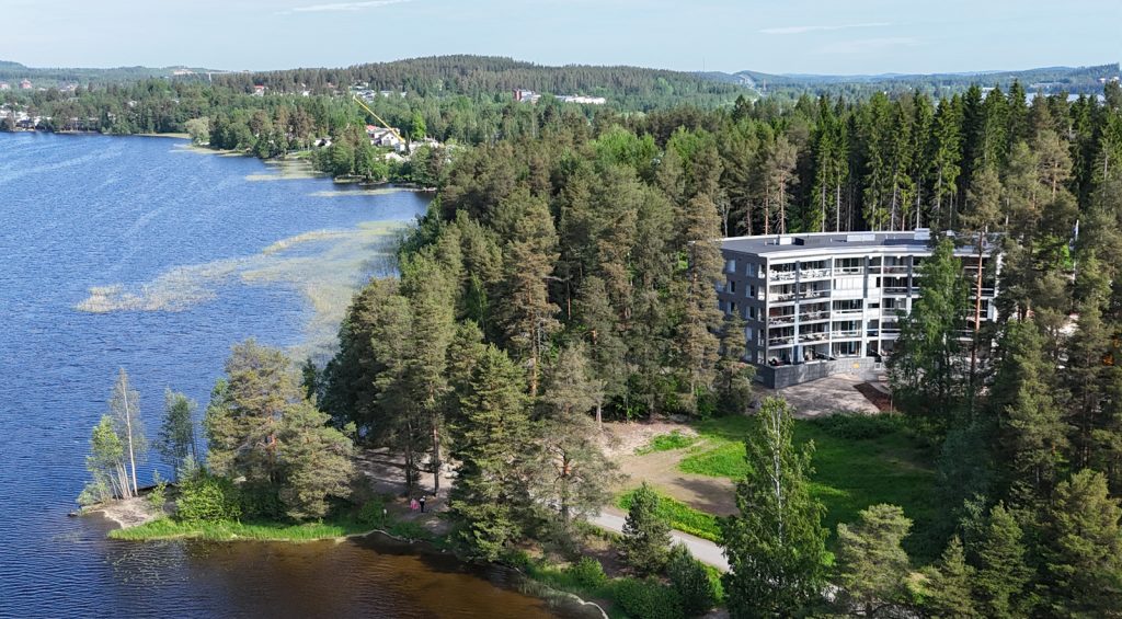 Jyväskylän parhaisiin rantamaisemiin huhtikuussa valmistunut kerrostalokohde herätti paljon kiinnostusta jo suunnitteluvaiheessa, ja kesän aikana jokainen koti löysi asukkaansa. Kivelänrannan Aavasta ja alueesta kiinnostuneille on kuitenkin hyviä uutisia, nimittäin viereen rakentuvassa Kivelänrannan Loisteessa on vielä asuntoja jäljellä.